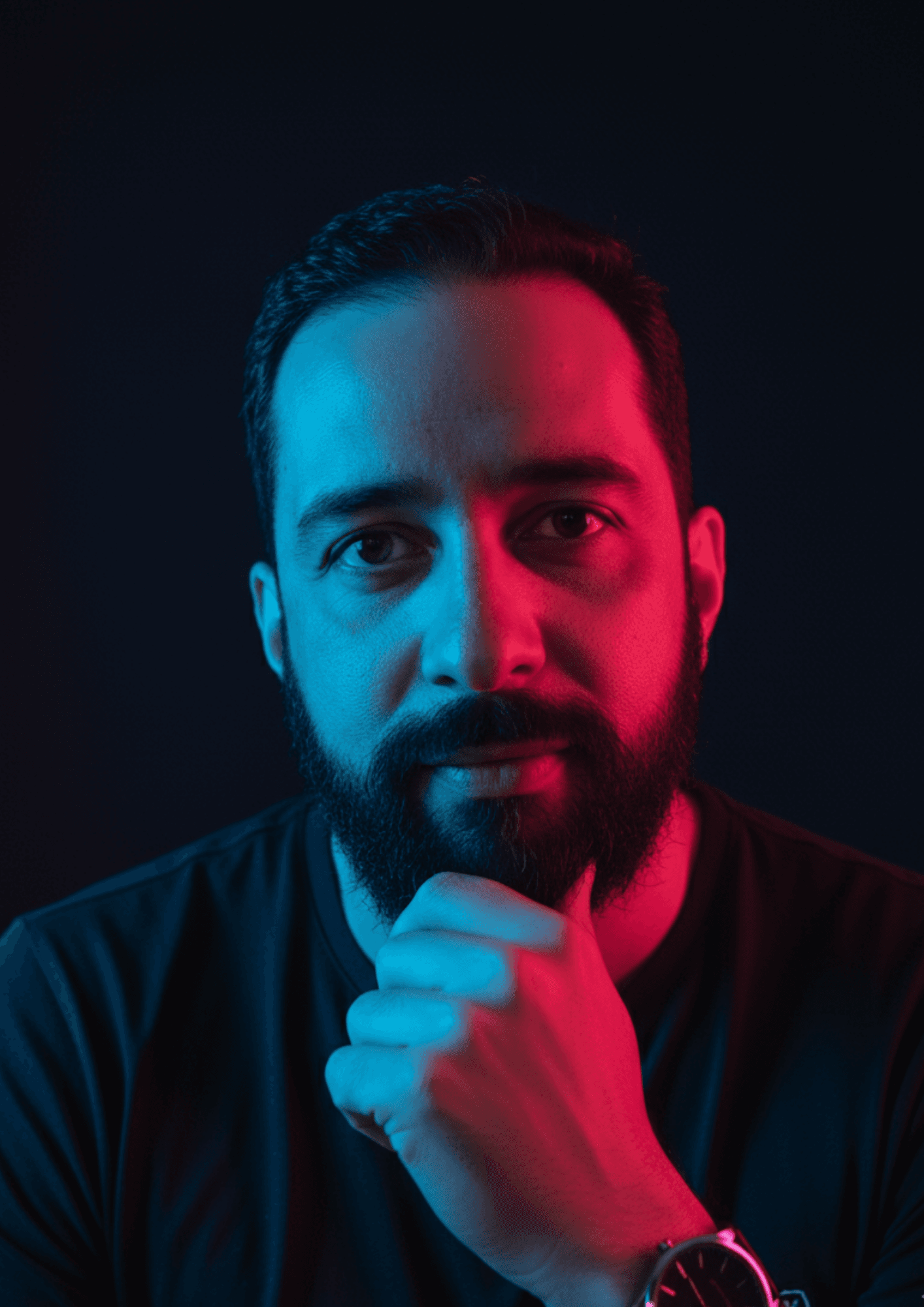 Retrato contemporâneo de Dom Antônio Carlos em iluminação azul e vermelha.